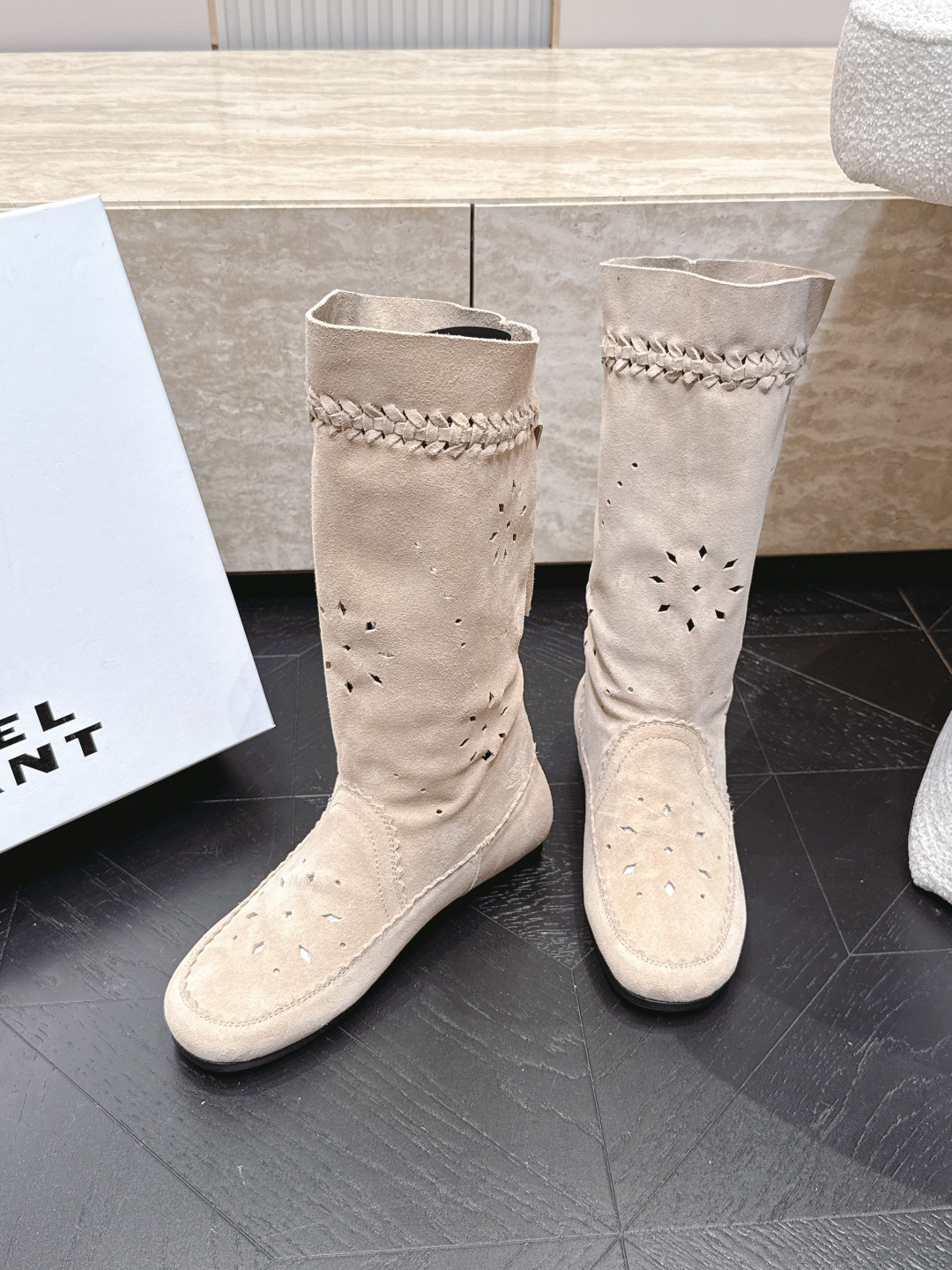 高靴 isabel marant/伊莎贝尔26vs早秋最新休闲靴子系列… 【圆头复古一脚蹬高靴】 玛兰混合过去与将来"交 高靴 isabel marant/伊莎贝尔26vs早秋最新休闲靴子系列… 【圆头复古一脚蹬高靴】 玛兰混合过去与将来"交