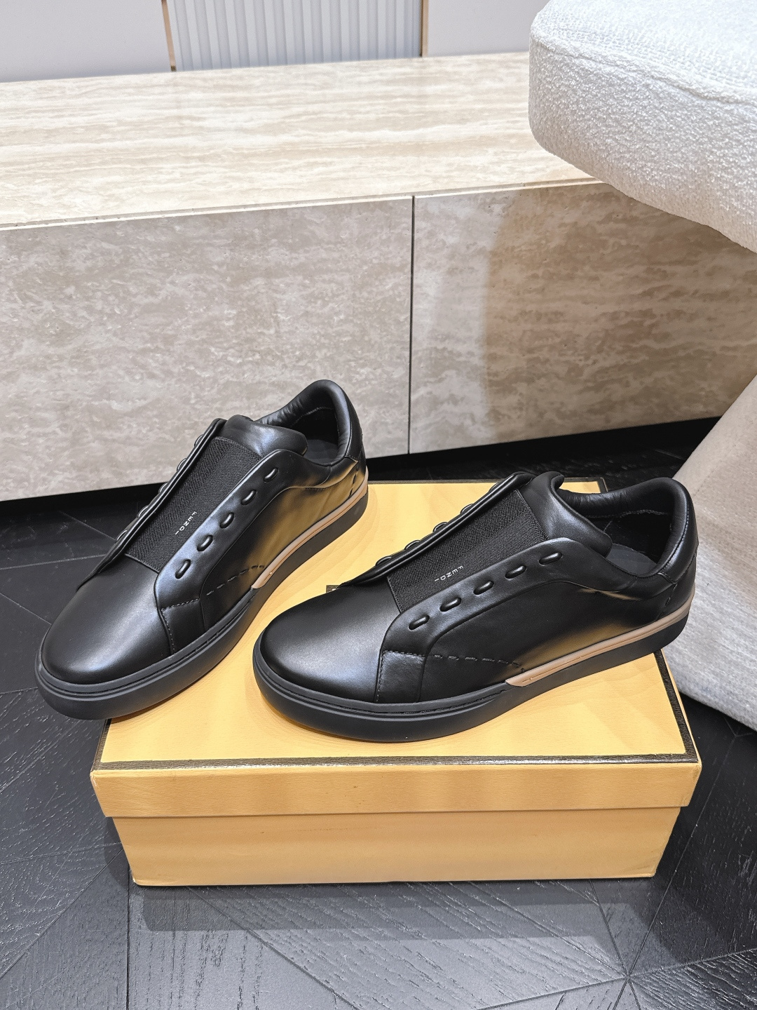 Fendi City运动鞋|新款男鞋 芬迪新款一脚蹬休闲运动鞋 搭配Pequin条纹弹力带 Selleria缝线手工缝制 Fendi City运动鞋|新款男鞋 芬迪新款一脚蹬休闲运动鞋 搭配Pequin条纹弹力带 Selleria缝线手工缝制