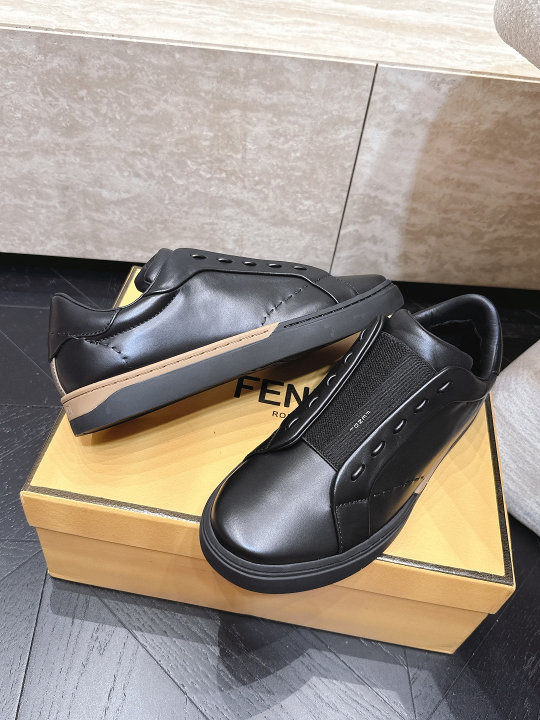 Fendi City运动鞋|新款男鞋 芬迪新款一脚蹬休闲运动鞋 搭配Pequin条纹弹力带 Selleria缝线手工缝制 Fendi City运动鞋|新款男鞋 芬迪新款一脚蹬休闲运动鞋 搭配Pequin条纹弹力带 Selleria缝线手工缝制