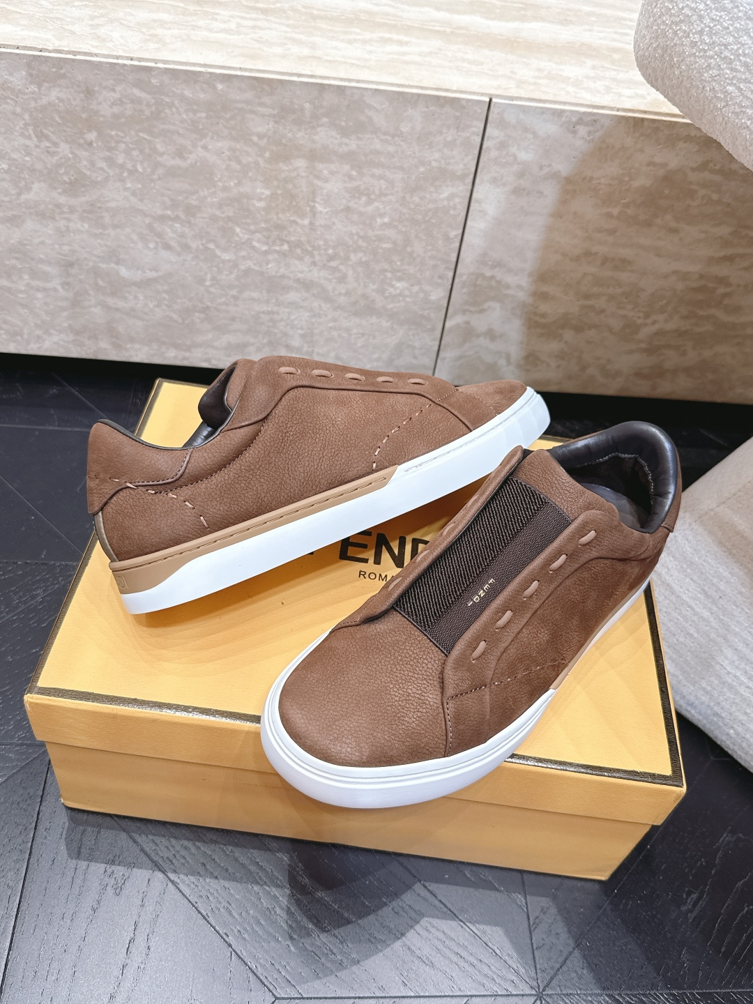 Fendi City运动鞋|新款男鞋 芬迪新款一脚蹬休闲运动鞋 搭配Pequin条纹弹力带 Selleria缝线手工缝制 Fendi City运动鞋|新款男鞋 芬迪新款一脚蹬休闲运动鞋 搭配Pequin条纹弹力带 Selleria缝线手工缝制