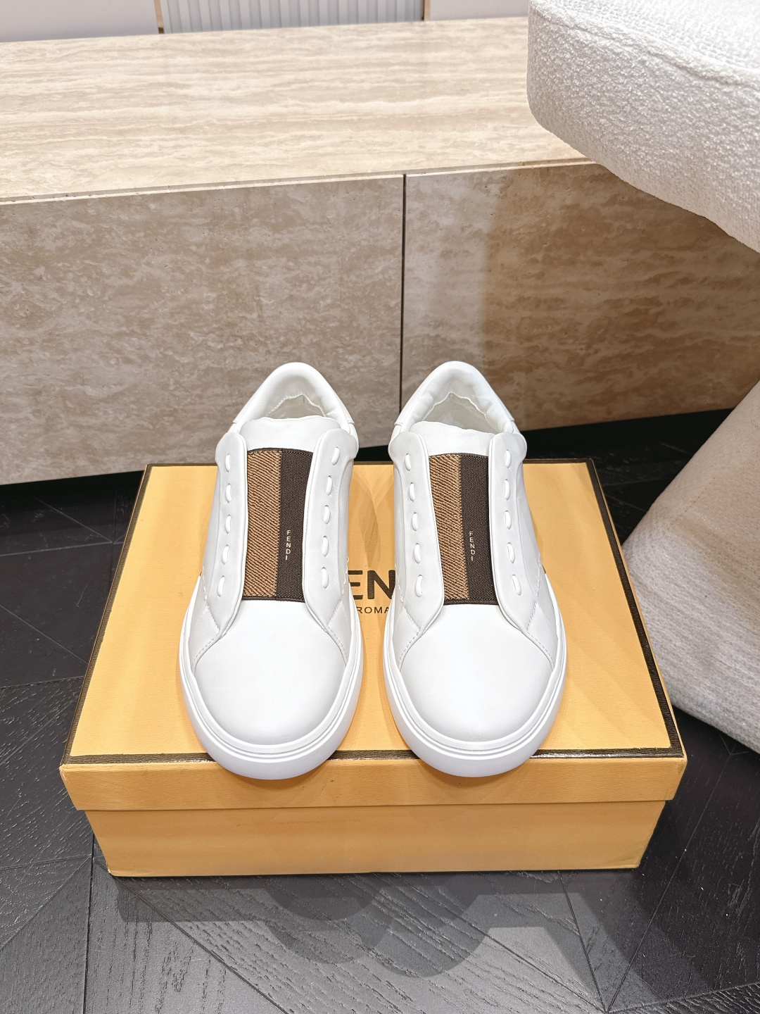 NO:957489,Fendi City sneakers | New men's shoes Fendi's new slip-on casual sneakers, with Pequin striped elastic straps, hand-sewn with Selleria stitching, full leather splicing, super good-looking and versatile, upper cowhide splicing combination, main feature, lightweight, comfortable and versatile, original TPu outsole, size, men's 39-45, casual shoes/sneakers, fendi, fendi, sneakers, cowhide19860909Fendi City运动鞋|新款男鞋 芬迪新款一脚蹬休闲运动鞋 搭配Pequin条纹弹力带 Selleria缝线手工缝制而成 全皮面拼接 超好看百搭 鞋面牛皮面拼接组合 主打 轻便 舒适百搭 原版TPu大底 码数,男款39-45,休闲鞋/运动鞋,fendi,fendi,sneakers,cowhide,Women's Shoes