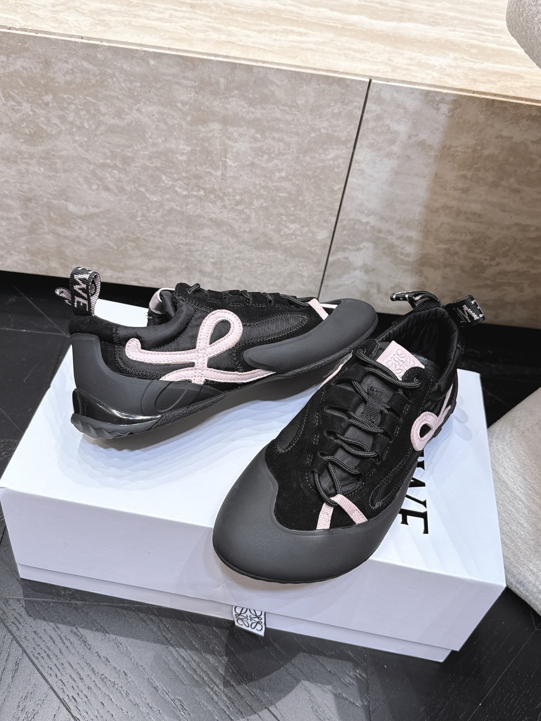 最新火爆新色 Loewe Flow Runner 罗意威系列攀岩风休闲鞋德训鞋‼️ 采用专业攀岩鞋的圆润鞋头、全包 最新火爆新色 Loewe Flow Runner 罗意威系列攀岩风休闲鞋德训鞋‼️ 采用专业攀岩鞋的圆润鞋头、全包