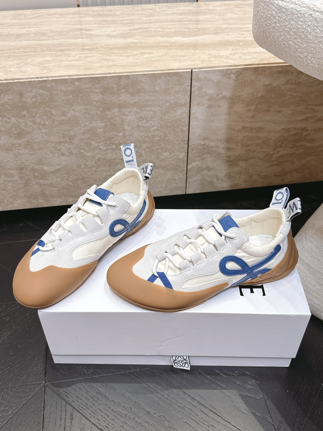 最新火爆新色  Loewe Flow Runner 罗意威系列攀岩风休闲鞋德训鞋‼️   采用专业攀岩鞋的圆润鞋头、全包