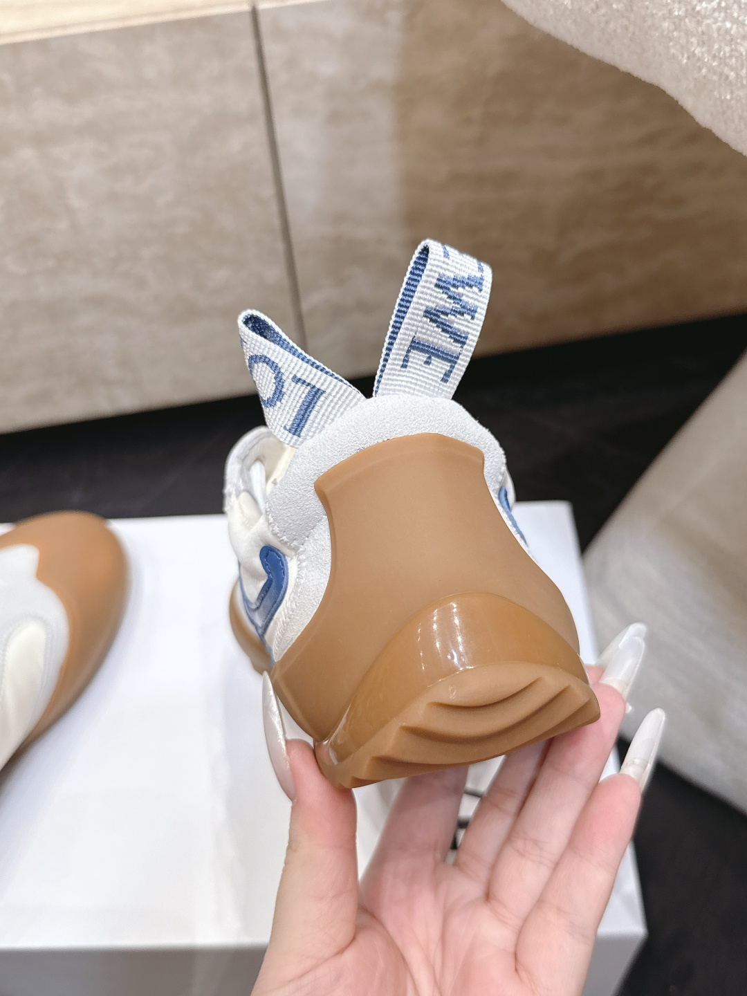 最新火爆新色 Loewe Flow Runner 罗意威系列攀岩风休闲鞋德训鞋‼️ 采用专业攀岩鞋的圆润鞋头、全包 最新火爆新色 Loewe Flow Runner 罗意威系列攀岩风休闲鞋德训鞋‼️ 采用专业攀岩鞋的圆润鞋头、全包