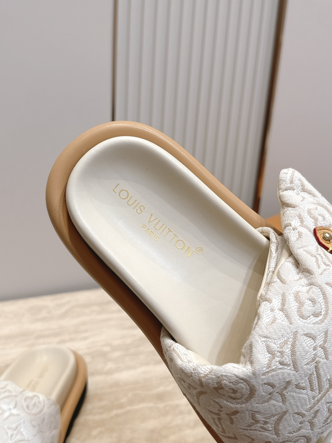 女 男加10 LV路易威登 情侣款  魔术贴 丹宁牛仔布 浮雕 面包 平底凉拖鞋  舒适穆勒鞋得名于柔软填充鞋面设计，全