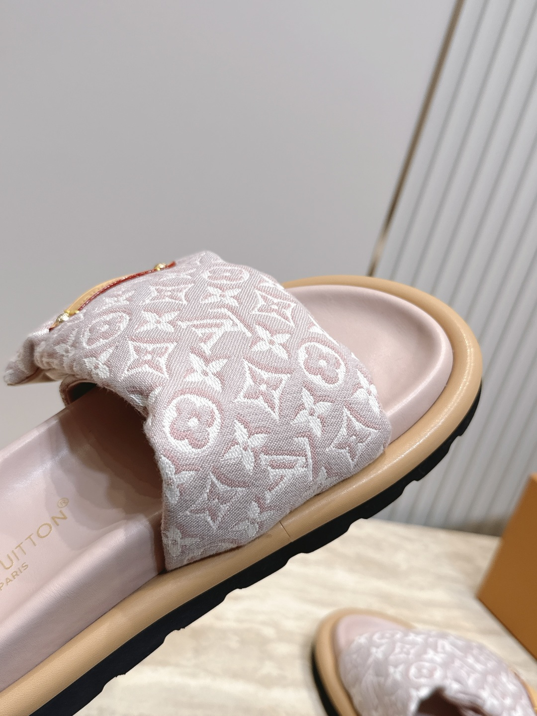 女 男加10 LV路易威登 情侣款  魔术贴 丹宁牛仔布 浮雕 面包 平底凉拖鞋  舒适穆勒鞋得名于柔软填充鞋面设计，全