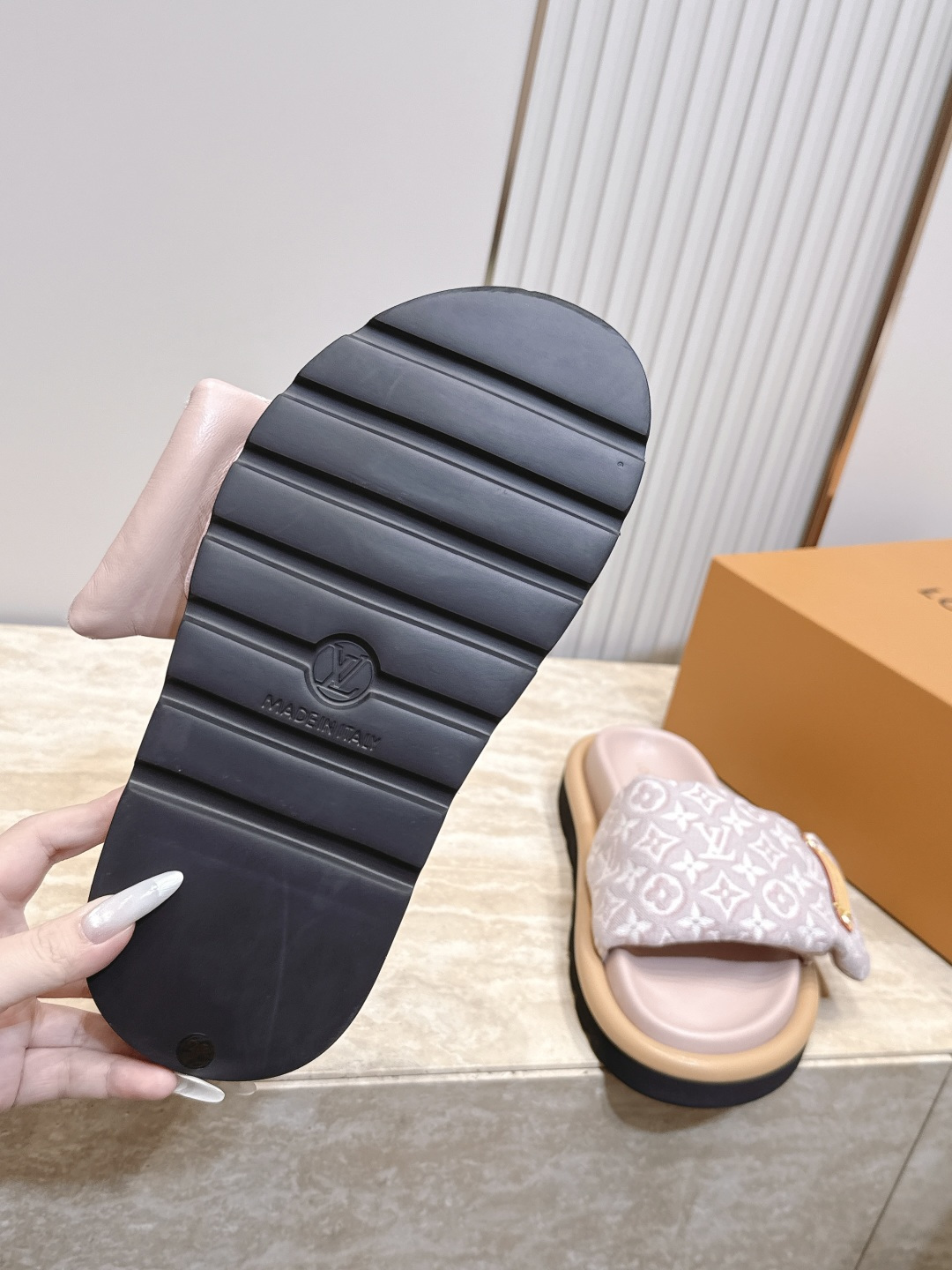 女 男加10 LV路易威登 情侣款  魔术贴 丹宁牛仔布 浮雕 面包 平底凉拖鞋  舒适穆勒鞋得名于柔软填充鞋面设计，全