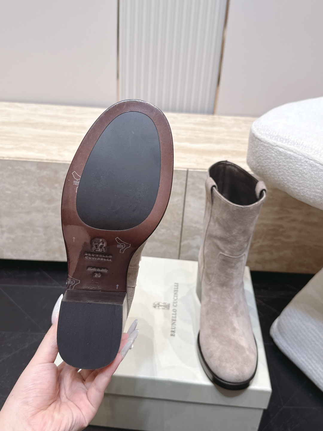 Brunello Cucinelli新款BC秋冬靴子系列 粗高跟马丁靴 BC是意大利知名品牌，极简主义风格，优雅复古又高