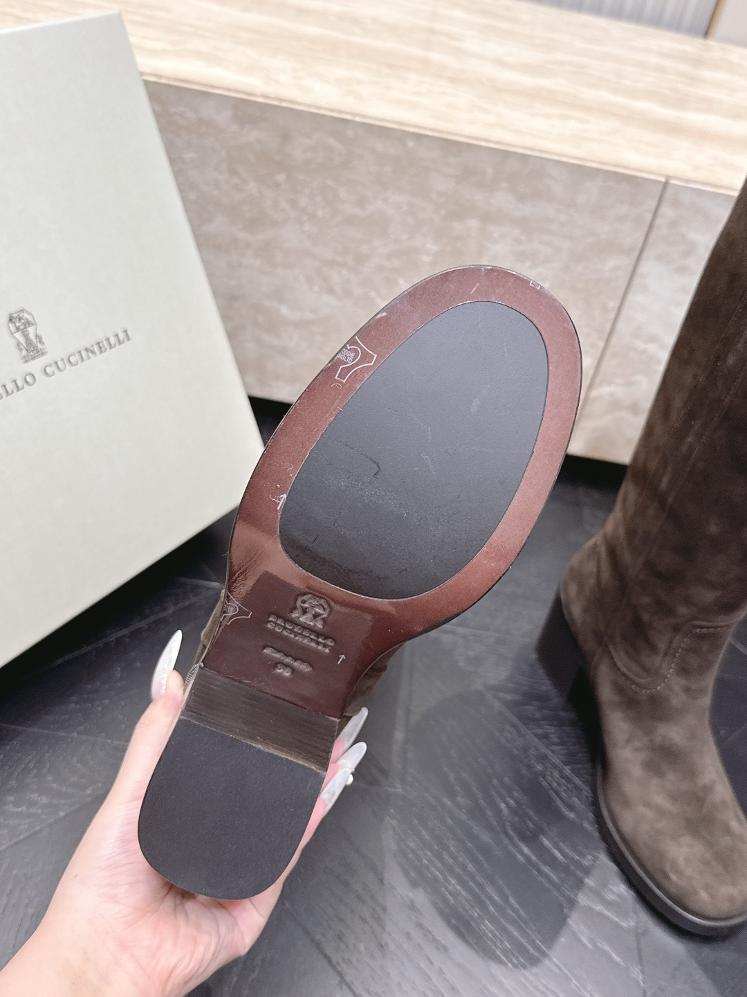 高筒 Brunello Cucinelli新款BC秋冬靴子系列 粗高跟马丁靴 BC是意大利知名品牌,极简主义风格,优 高筒 Brunello Cucinelli新款BC秋冬靴子系列 粗高跟马丁靴 BC是意大利知名品牌,极简主义风格,优