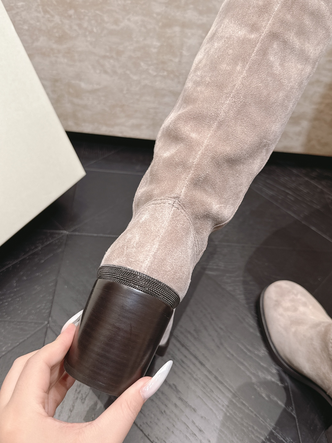 高筒 Brunello Cucinelli新款BC秋冬靴子系列 粗高跟马丁靴 BC是意大利知名品牌,极简主义风格,优 高筒 Brunello Cucinelli新款BC秋冬靴子系列 粗高跟马丁靴 BC是意大利知名品牌,极简主义风格,优
