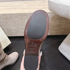 高筒 Brunello Cucinelli新款BC秋冬靴子系列 粗高跟马丁靴 BC是意大利知名品牌,极简主义风格,优 高筒 Brunello Cucinelli新款BC秋冬靴子系列 粗高跟马丁靴 BC是意大利知名品牌,极简主义风格,优