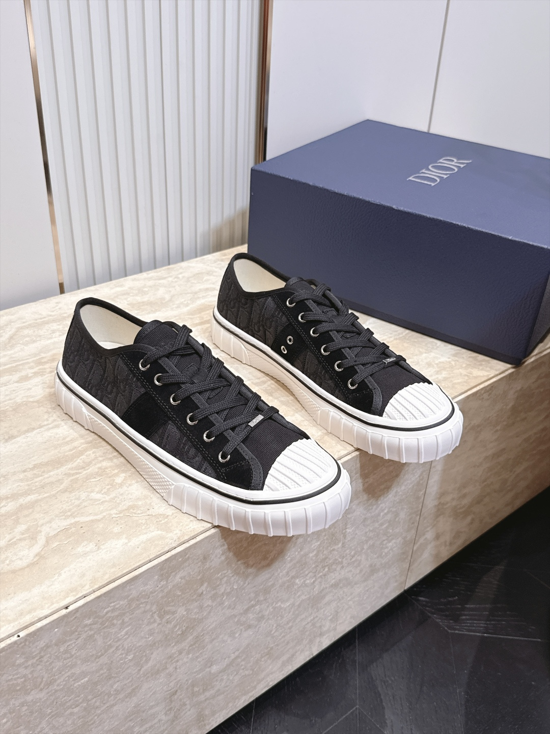 NO:957426,Top version, low top, popular couple style Dior Dior 26 new Chinese Valentine's Day limited series casual shoes canvas shoes This season's single product comes from the Chinese Valentine's Day series. This Hooer sneaker is carefully designed by Jonathan Anderson. It reinterprets the retro sports style with iconic fashion details. It has a simple canvas silhouette and is carefully crafted with classic presbyopia printed fabrics and suede cowhide panels. It forms a sharp contrast with the innovative one-piece outsole.  , the eye-catching design shows the modern classic style, refreshing, clean and bright, with a youthful feel. The canvas fabric is light and not stuffy, basically suitable for all daily wear. It can be perfectly integrated with washed denim, casual trousers, and overalls. The exaggerated large logo is highlighted by the fabric and pattern. It is durable and long-lasting. It is an evergreen casual shoe that will not go out of style. It is not only the same style for men and women, but also works well with couples!  All pairs of materials, couple size 35-46, casual shoes/sports shoes, dior, dior, sneakers, cowhide19860909顶版 低帮 火爆情侣款 Dior 迪奥 26新款七夕限定系列 休闲鞋帆布鞋 本季单品来自七夕情人节系列,这款Hooer运动鞋由乔纳森安德森精心设计,以标志性时尚细 重新演绎复古运动风格,简约帆布廓形,采用经典老花印花面料搭配绒面牛皮革镶片精心制作,与创新型一体式大底形成鲜明对 ,醒目的设计尽显现代造型经典,清爽干净有亮点,少年感拉满.帆布面料轻便不闷脚,基本适配了所有日常穿搭 水洗牛仔、休闲西裤、工装裤都能完美融合没 夸张大logo,靠面料与版型凸显 感,耐看耐穿 属于不会过时的长青款休闲鞋 不仅男女同款 情侣搭配也很ok！全对版材质 情侣款 35-46码,休闲鞋/运动鞋,dior,dior,sneakers,cowhide,Women's Shoes