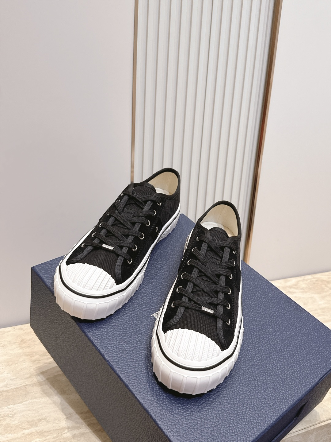 顶版 低帮 火爆情侣款 Dior 迪奥 26新款七夕限定系列 休闲鞋帆布鞋 本季单品来自七夕情人节系列,这款Hooper 顶版 低帮 火爆情侣款 Dior 迪奥 26新款七夕限定系列 休闲鞋帆布鞋 本季单品来自七夕情人节系列,这款Hooper