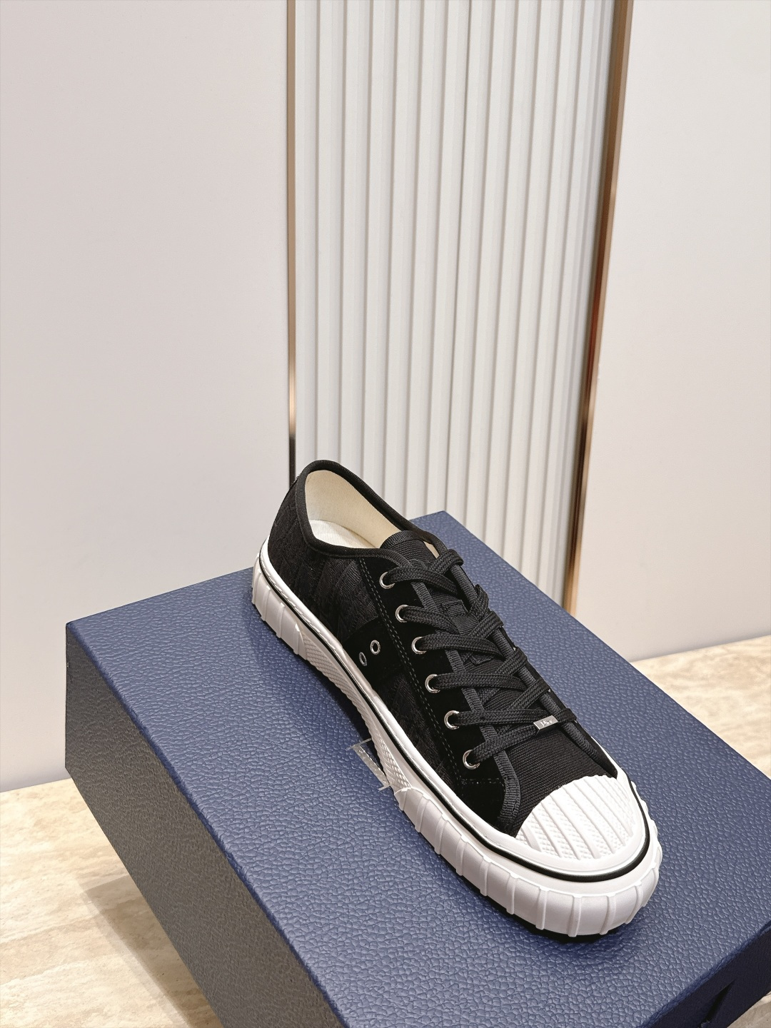 顶版 低帮 火爆情侣款 Dior 迪奥 26新款七夕限定系列 休闲鞋帆布鞋 本季单品来自七夕情人节系列,这款Hooper 顶版 低帮 火爆情侣款 Dior 迪奥 26新款七夕限定系列 休闲鞋帆布鞋 本季单品来自七夕情人节系列,这款Hooper
