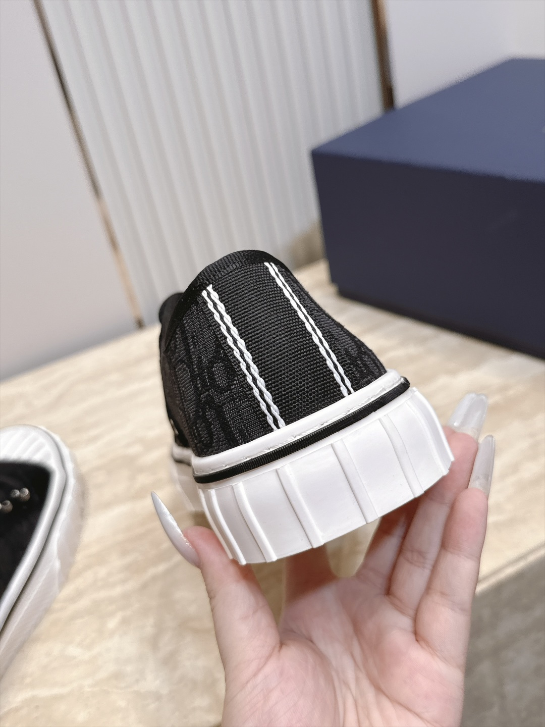 顶版 低帮 火爆情侣款 Dior 迪奥 26新款七夕限定系列 休闲鞋帆布鞋 本季单品来自七夕情人节系列,这款Hooper 顶版 低帮 火爆情侣款 Dior 迪奥 26新款七夕限定系列 休闲鞋帆布鞋 本季单品来自七夕情人节系列,这款Hooper