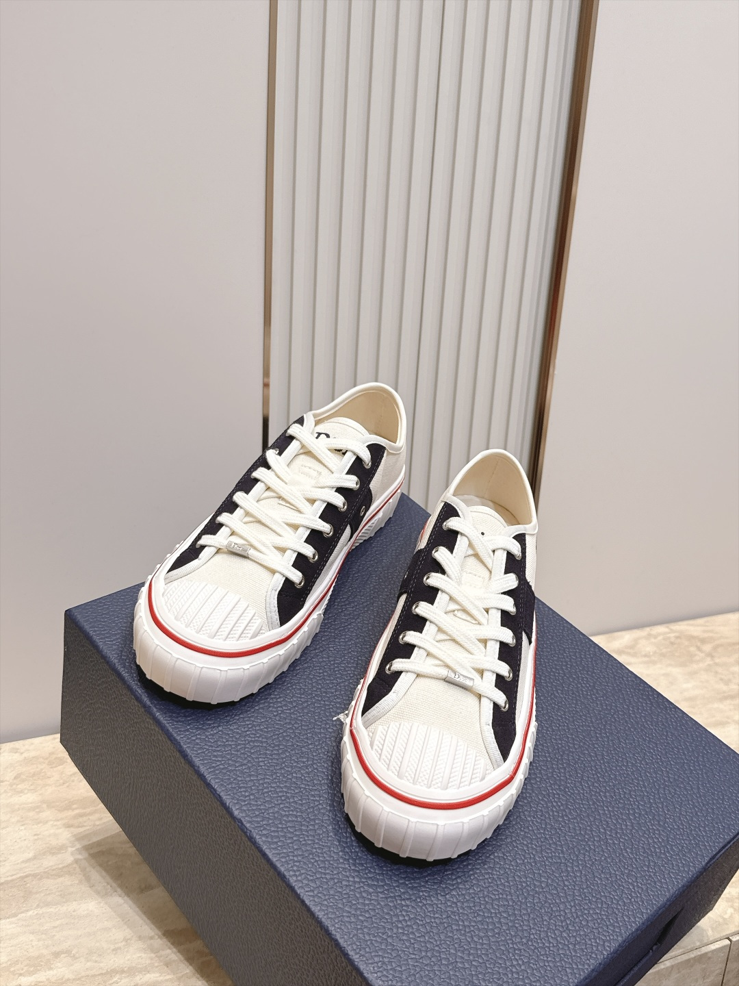 顶版 低帮 火爆情侣款 Dior 迪奥 26新款七夕限定系列 休闲鞋帆布鞋 本季单品来自七夕情人节系列，这款Hooper
