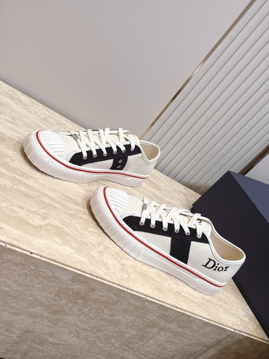 顶版 低帮 火爆情侣款 Dior 迪奥 26新款七夕限定系列 休闲鞋帆布鞋 本季单品来自七夕情人节系列，这款Hooper