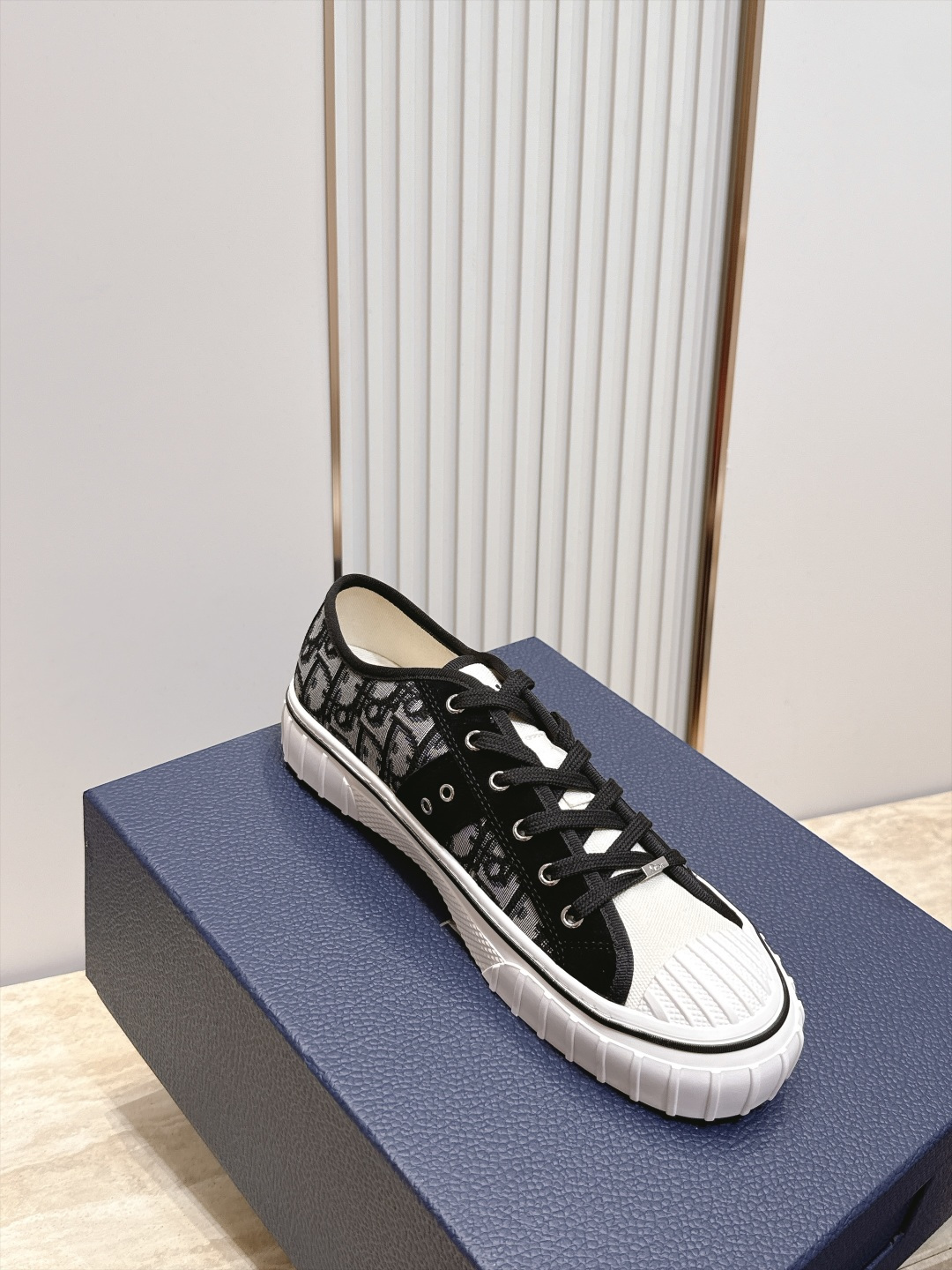 顶版 低帮 火爆情侣款 Dior 迪奥 26新款七夕限定系列 休闲鞋帆布鞋 本季单品来自七夕情人节系列,这款Hooper 顶版 低帮 火爆情侣款 Dior 迪奥 26新款七夕限定系列 休闲鞋帆布鞋 本季单品来自七夕情人节系列,这款Hooper
