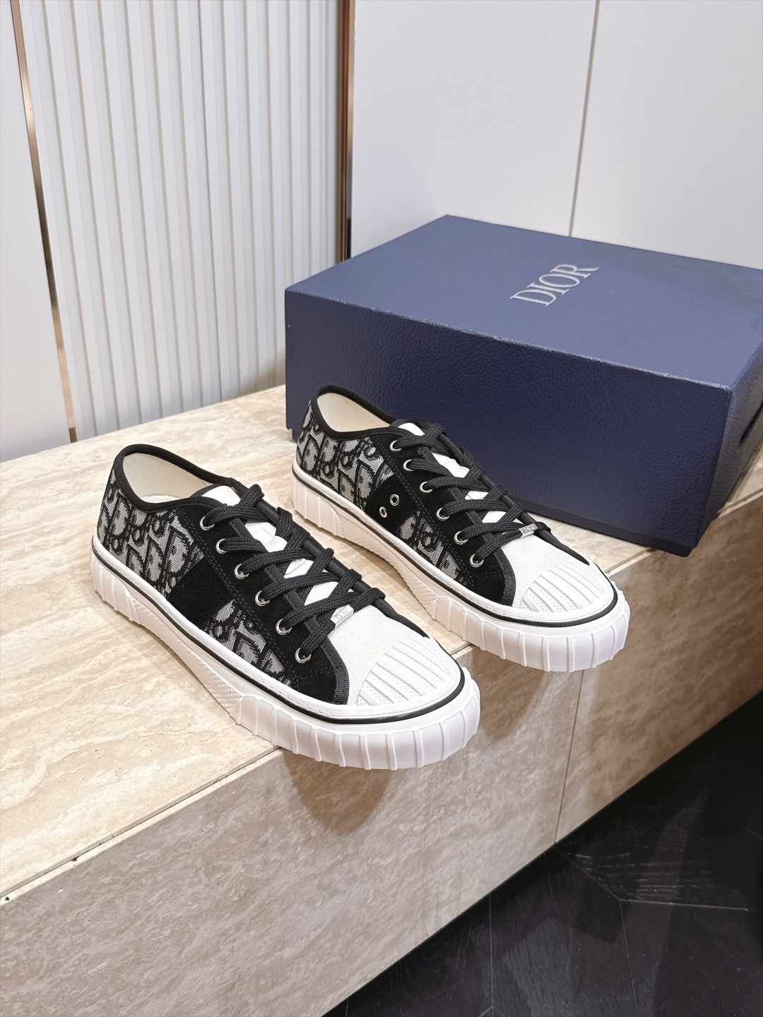 NO:957434,Top version of low-top popular couple style Dior Dior 26 new Chinese Valentine's Day limited series casual shoes canvas shoes This season's single product comes from the Chinese Valentine's Day series. This Hooer sneaker is carefully designed by Jonathan Anderson. It reinterprets the retro sports style with iconic fashion details. It has a simple canvas silhouette and is carefully crafted with classic presbyopia printed fabrics and suede cowhide panels. It forms a sharp contrast with the innovative one-piece outsole.  , the eye-catching design shows the modern classic style, refreshing, clean and bright, with a youthful feel. The canvas fabric is light and not stuffy, basically suitable for all daily wear. It can be perfectly integrated with washed denim, casual trousers, and overalls. The exaggerated large logo is highlighted by the fabric and pattern. It is durable and long-lasting. It is an evergreen casual shoe that will not go out of style. It is not only the same style for men and women, but also works well with couples!  All pairs of materials, couple size 35-46, casual shoes/sports shoes, dior, dior, sneakers, cowhide19860909顶版 低帮火爆情侣款 Dior 迪奥 26新款七夕限定系列 休闲鞋帆布鞋 本季单品来自七夕情人节系列,这款Hooer运动鞋由乔纳森安德森精心设计,以标志性时尚细 重新演绎复古运动风格,简约帆布廓形,采用经典老花印花面料搭配绒面牛皮革镶片精心制作,与创新型一体式大底形成鲜明对 ,醒目的设计尽显现代造型经典,清爽干净有亮点,少年感拉满.帆布面料轻便不闷脚,基本适配了所有日常穿搭 水洗牛仔、休闲西裤、工装裤都能完美融合没 夸张大logo,靠面料与版型凸显 感,耐看耐穿 属于不会过时的长青款休闲鞋 不仅男女同款 情侣搭配也很ok！全对版材质 情侣款 35-46码,休闲鞋/运动鞋,dior,dior,sneakers,cowhide,Women's Shoes