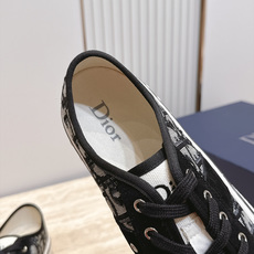 顶版 低帮 火爆情侣款 Dior 迪奥 26新款七夕限定系列 休闲鞋帆布鞋 本季单品来自七夕情人节系列,这款Hooper 顶版 低帮 火爆情侣款 Dior 迪奥 26新款七夕限定系列 休闲鞋帆布鞋 本季单品来自七夕情人节系列,这款Hooper