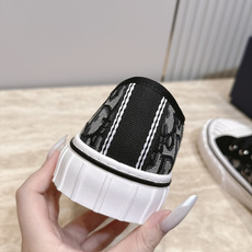顶版 低帮 火爆情侣款 Dior 迪奥 26新款七夕限定系列 休闲鞋帆布鞋 本季单品来自七夕情人节系列,这款Hooper 顶版 低帮 火爆情侣款 Dior 迪奥 26新款七夕限定系列 休闲鞋帆布鞋 本季单品来自七夕情人节系列,这款Hooper