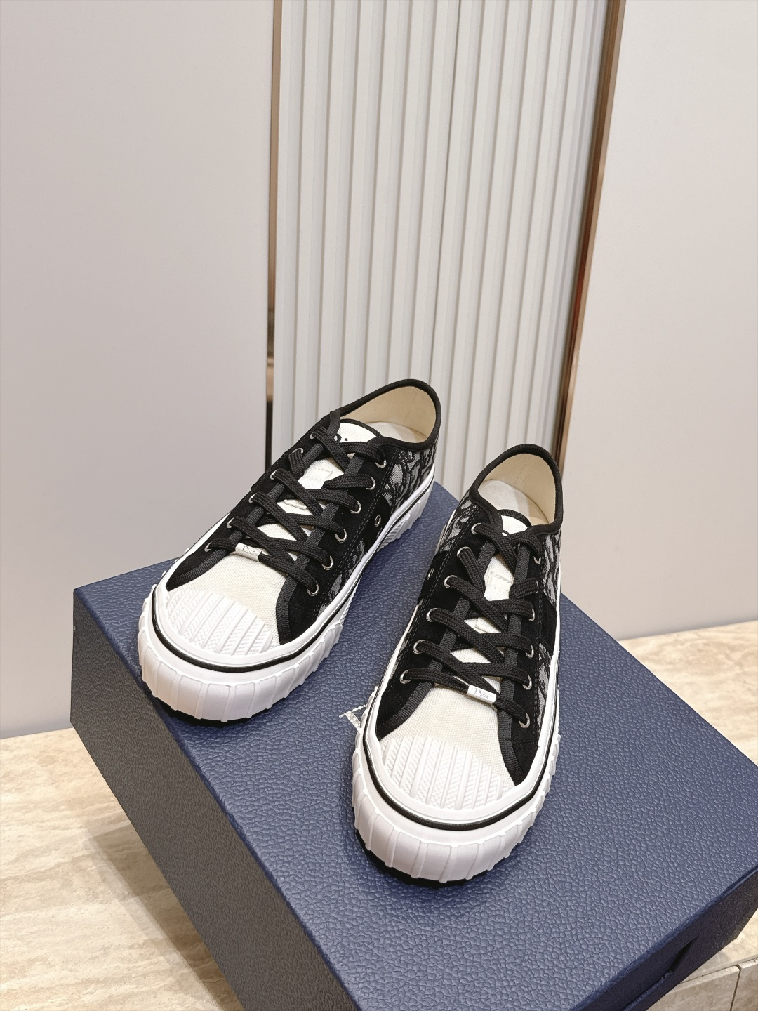 顶版 低帮 火爆情侣款 Dior 迪奥 26新款七夕限定系列 休闲鞋帆布鞋 本季单品来自七夕情人节系列,这款Hooper 顶版 低帮 火爆情侣款 Dior 迪奥 26新款七夕限定系列 休闲鞋帆布鞋 本季单品来自七夕情人节系列,这款Hooper