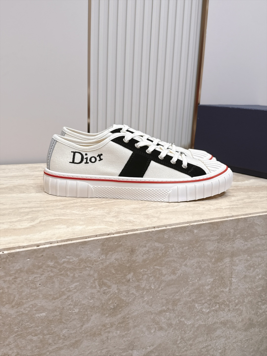 顶版 低帮 火爆情侣款 Dior 迪奥 26新款七夕限定系列 休闲鞋帆布鞋 本季单品来自七夕情人节系列,这款Hooper 顶版 低帮 火爆情侣款 Dior 迪奥 26新款七夕限定系列 休闲鞋帆布鞋 本季单品来自七夕情人节系列,这款Hooper