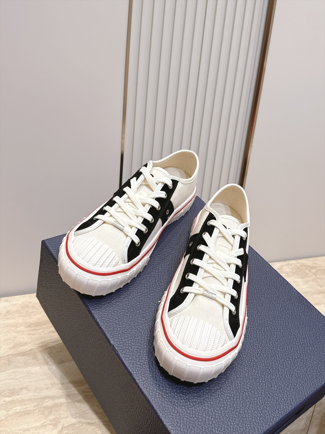 顶版 低帮 火爆情侣款 Dior 迪奥 26新款七夕限定系列 休闲鞋帆布鞋 本季单品来自七夕情人节系列,这款Hooper 顶版 低帮 火爆情侣款 Dior 迪奥 26新款七夕限定系列 休闲鞋帆布鞋 本季单品来自七夕情人节系列,这款Hooper