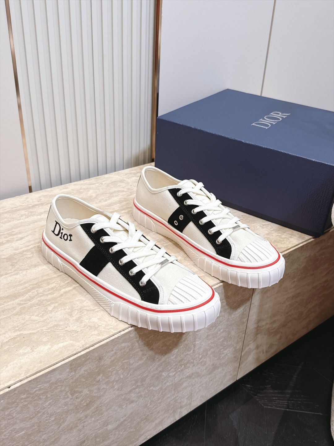 NO:957438,Top version, low top, popular couple style Dior Dior 26 new Chinese Valentine's Day limited series casual shoes canvas shoes This season's single product comes from the Chinese Valentine's Day series. This Hooer sneaker is carefully designed by Jonathan Anderson. It reinterprets the retro sports style with iconic fashion details. It has a simple canvas silhouette and is carefully crafted with classic presbyopia printed fabrics and suede cowhide panels. It forms a sharp contrast with the innovative one-piece outsole.  , the eye-catching design shows the modern classic style, refreshing, clean and bright, with a youthful feel. The canvas fabric is light and not stuffy, basically suitable for all daily wear. It can be perfectly integrated with washed denim, casual trousers, and overalls. The exaggerated large logo is highlighted by the fabric and pattern. It is durable and long-lasting. It is an evergreen casual shoe that will not go out of style. It is not only the same style for men and women, but also works well with couples!  All pairs of materials, couple size 35-46, casual shoes/sports shoes, dior, dior, sneakers, cowhide19860909顶版 低帮 火爆情侣款 Dior 迪奥 26新款七夕限定系列 休闲鞋帆布鞋 本季单品来自七夕情人节系列,这款Hooer运动鞋由乔纳森安德森精心设计,以标志性时尚细 重新演绎复古运动风格,简约帆布廓形,采用经典老花印花面料搭配绒面牛皮革镶片精心制作,与创新型一体式大底形成鲜明对 ,醒目的设计尽显现代造型经典,清爽干净有亮点,少年感拉满.帆布面料轻便不闷脚,基本适配了所有日常穿搭 水洗牛仔、休闲西裤、工装裤都能完美融合没 夸张大logo,靠面料与版型凸显 感,耐看耐穿 属于不会过时的长青款休闲鞋 不仅男女同款 情侣搭配也很ok！全对版材质 情侣款 35-46码,休闲鞋/运动鞋,dior,dior,sneakers,cowhide,Women's Shoes