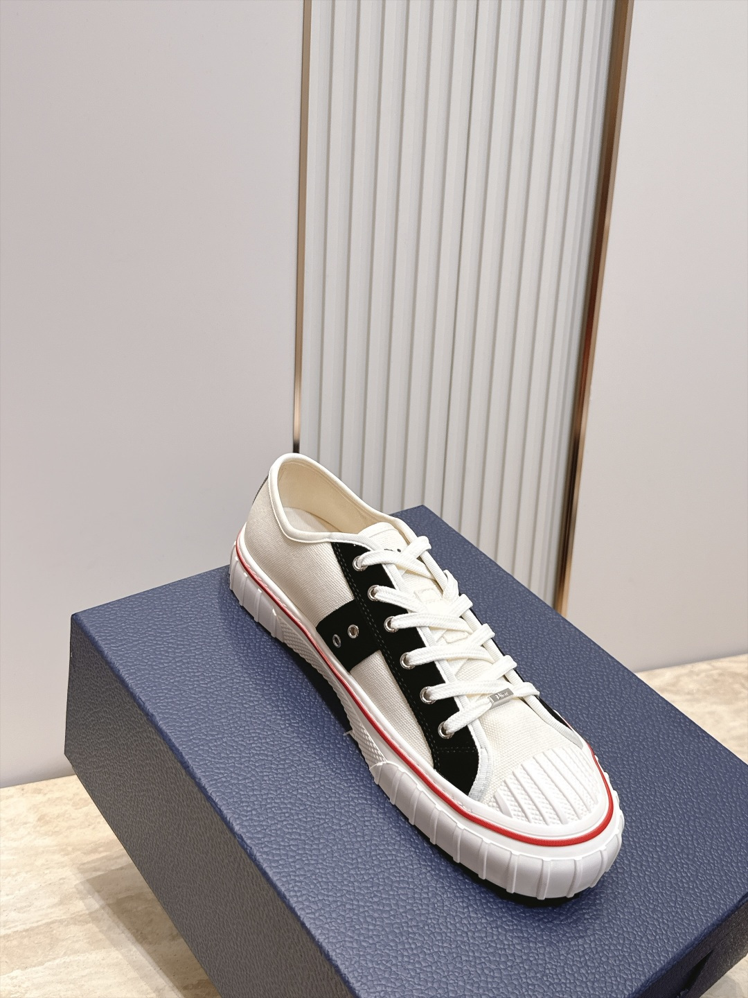 顶版 低帮 火爆情侣款 Dior 迪奥 26新款七夕限定系列 休闲鞋帆布鞋 本季单品来自七夕情人节系列,这款Hooper 顶版 低帮 火爆情侣款 Dior 迪奥 26新款七夕限定系列 休闲鞋帆布鞋 本季单品来自七夕情人节系列,这款Hooper