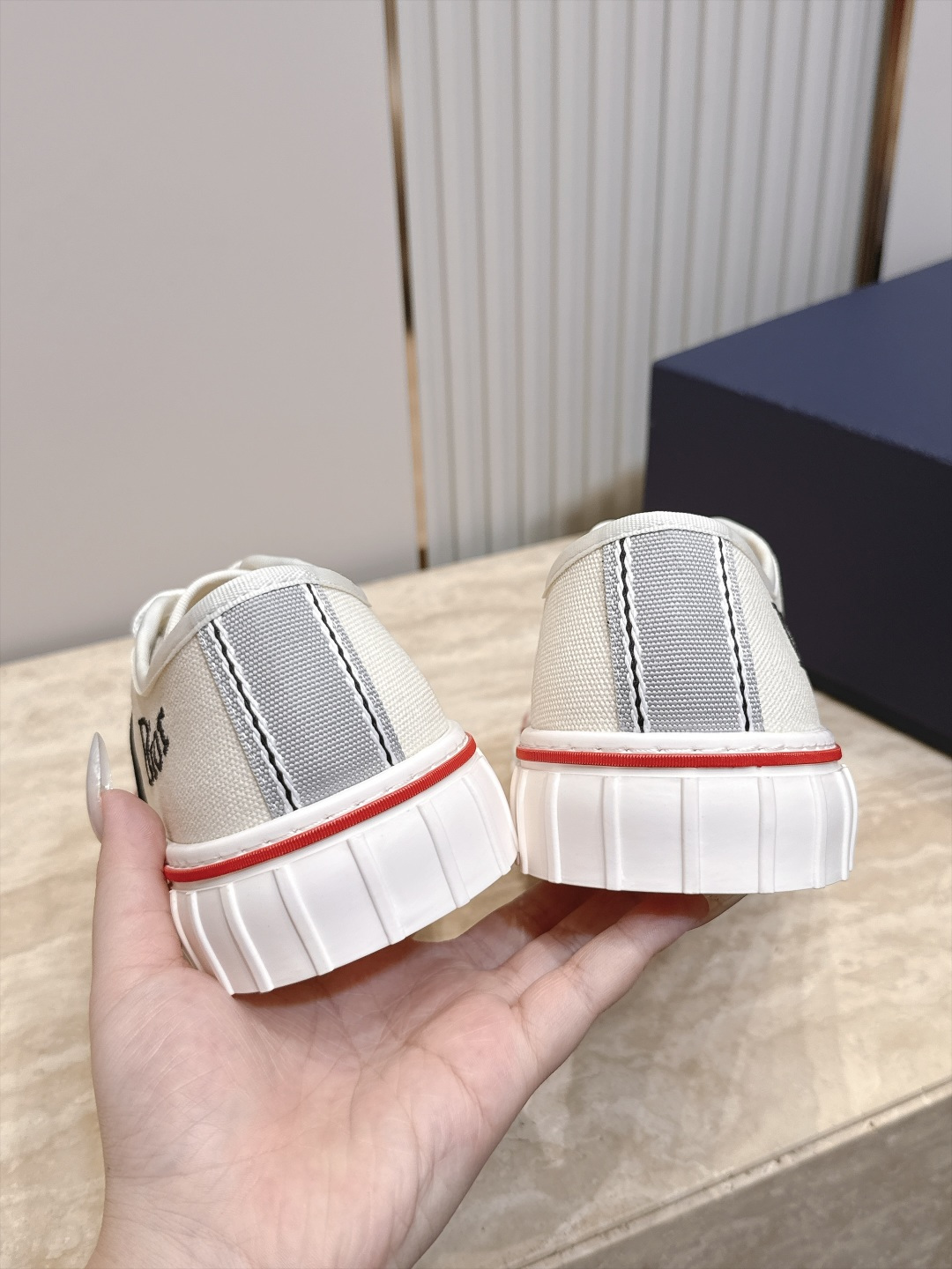 顶版 低帮 火爆情侣款 Dior 迪奥 26新款七夕限定系列 休闲鞋帆布鞋 本季单品来自七夕情人节系列,这款Hooper 顶版 低帮 火爆情侣款 Dior 迪奥 26新款七夕限定系列 休闲鞋帆布鞋 本季单品来自七夕情人节系列,这款Hooper