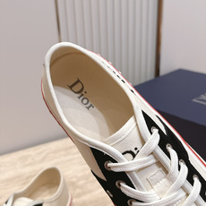 顶版 低帮 火爆情侣款 Dior 迪奥 26新款七夕限定系列 休闲鞋帆布鞋 本季单品来自七夕情人节系列,这款Hooper 顶版 低帮 火爆情侣款 Dior 迪奥 26新款七夕限定系列 休闲鞋帆布鞋 本季单品来自七夕情人节系列,这款Hooper