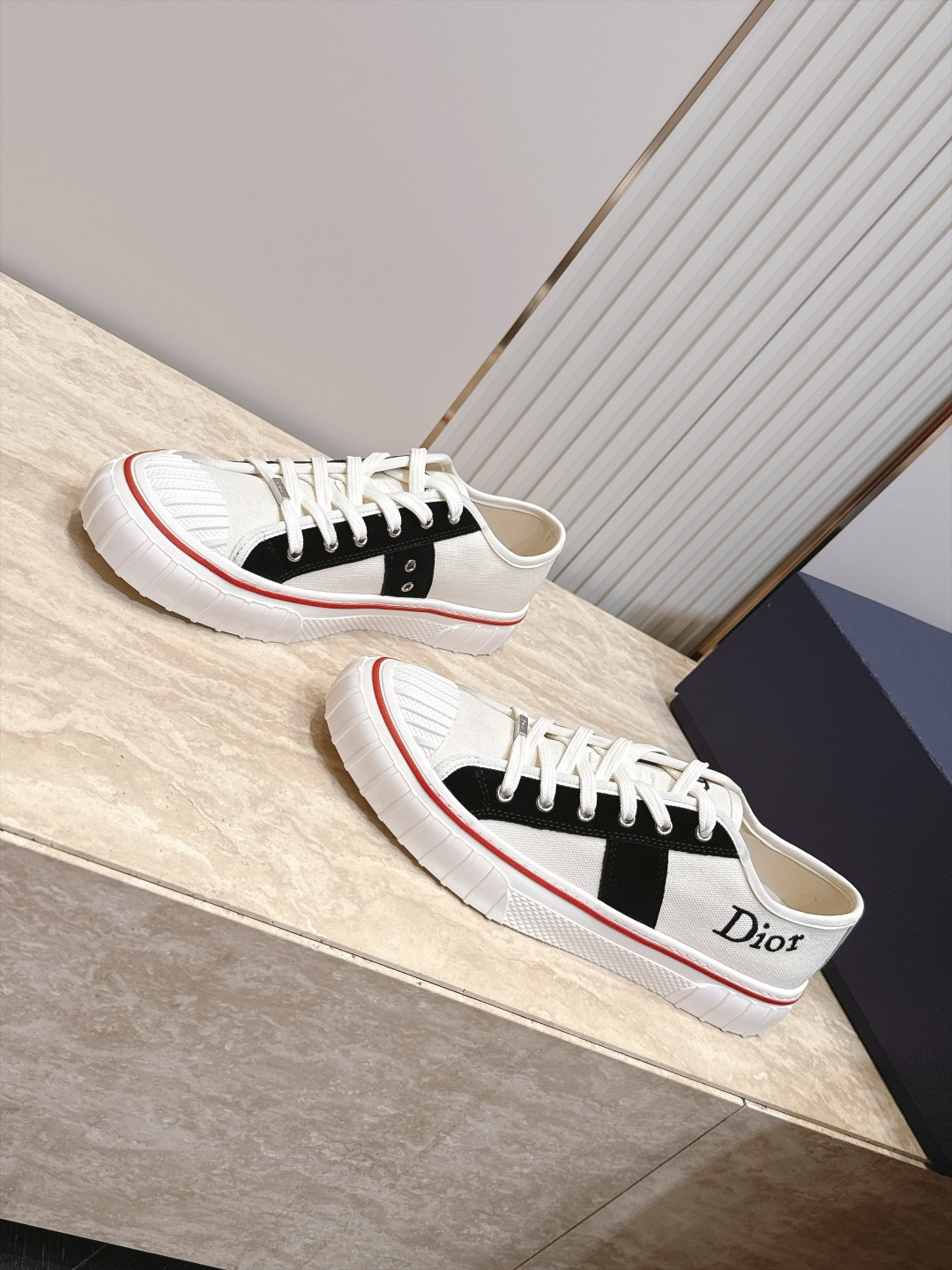 顶版 低帮 火爆情侣款 Dior 迪奥 26新款七夕限定系列 休闲鞋帆布鞋 本季单品来自七夕情人节系列,这款Hooper 顶版 低帮 火爆情侣款 Dior 迪奥 26新款七夕限定系列 休闲鞋帆布鞋 本季单品来自七夕情人节系列,这款Hooper