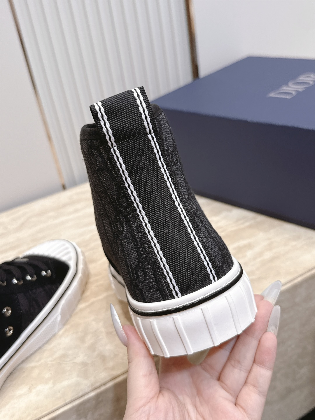 顶版 高帮 火爆情侣款 Dior 迪奥 26新款七夕限定系列 休闲鞋帆布鞋 本季单品来自七夕情人节系列,这款Hooper 顶版 高帮 火爆情侣款 Dior 迪奥 26新款七夕限定系列 休闲鞋帆布鞋 本季单品来自七夕情人节系列,这款Hooper