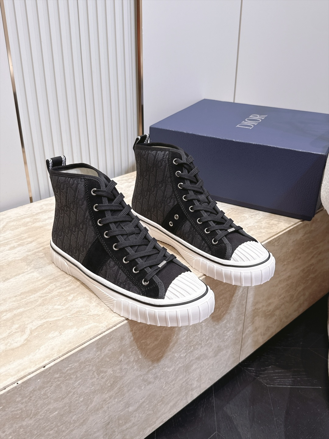 NO:957445,Top version, high top, hot couple style, Dior 26 new Chinese Valentine's Day limited series, casual shoes and canvas shoes. This season's single product comes from the Chinese Valentine's Day series. This Hooer sneaker is carefully designed by Jonathan Anderson. It reinterprets the retro sports style with iconic fashion details. It has a simple canvas silhouette and is carefully crafted with classic presbyopia printed fabrics and suede cowhide panels. It forms a sharp contrast with the innovative one-piece outsole.  , the eye-catching design shows the modern classic style, refreshing, clean and bright, with a youthful feel. The canvas fabric is light and not stuffy, basically suitable for all daily wear. It can be perfectly integrated with washed denim, casual trousers, and overalls. The exaggerated large logo is highlighted by the fabric and pattern. It is durable and long-lasting. It is an evergreen casual shoe that will not go out of style. It is not only the same style for men and women, but also works well with couples!  All pairs of materials, couple size 35-46, casual shoes/sports shoes, dior, dior, sneakers, cowhide19860909顶版 高帮 火爆情侣款 Dior 迪奥 26新款七夕限定系列 休闲鞋帆布鞋 本季单品来自七夕情人节系列,这款Hooer运动鞋由乔纳森安德森精心设计,以标志性时尚细 重新演绎复古运动风格,简约帆布廓形,采用经典老花印花面料搭配绒面牛皮革镶片精心制作,与创新型一体式大底形成鲜明对 ,醒目的设计尽显现代造型经典,清爽干净有亮点,少年感拉满.帆布面料轻便不闷脚,基本适配了所有日常穿搭 水洗牛仔、休闲西裤、工装裤都能完美融合没 夸张大logo,靠面料与版型凸显 感,耐看耐穿 属于不会过时的长青款休闲鞋 不仅男女同款 情侣搭配也很ok！全对版材质 情侣款 35-46码,休闲鞋/运动鞋,dior,dior,sneakers,cowhide,Women's Shoes