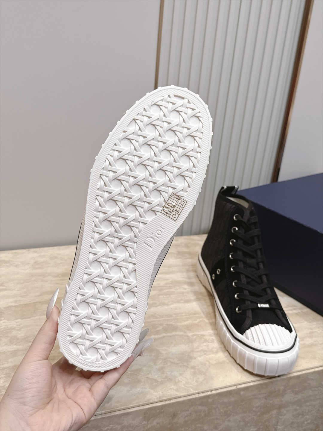顶版 高帮 火爆情侣款 Dior 迪奥 26新款七夕限定系列 休闲鞋帆布鞋 本季单品来自七夕情人节系列,这款Hooper 顶版 高帮 火爆情侣款 Dior 迪奥 26新款七夕限定系列 休闲鞋帆布鞋 本季单品来自七夕情人节系列,这款Hooper