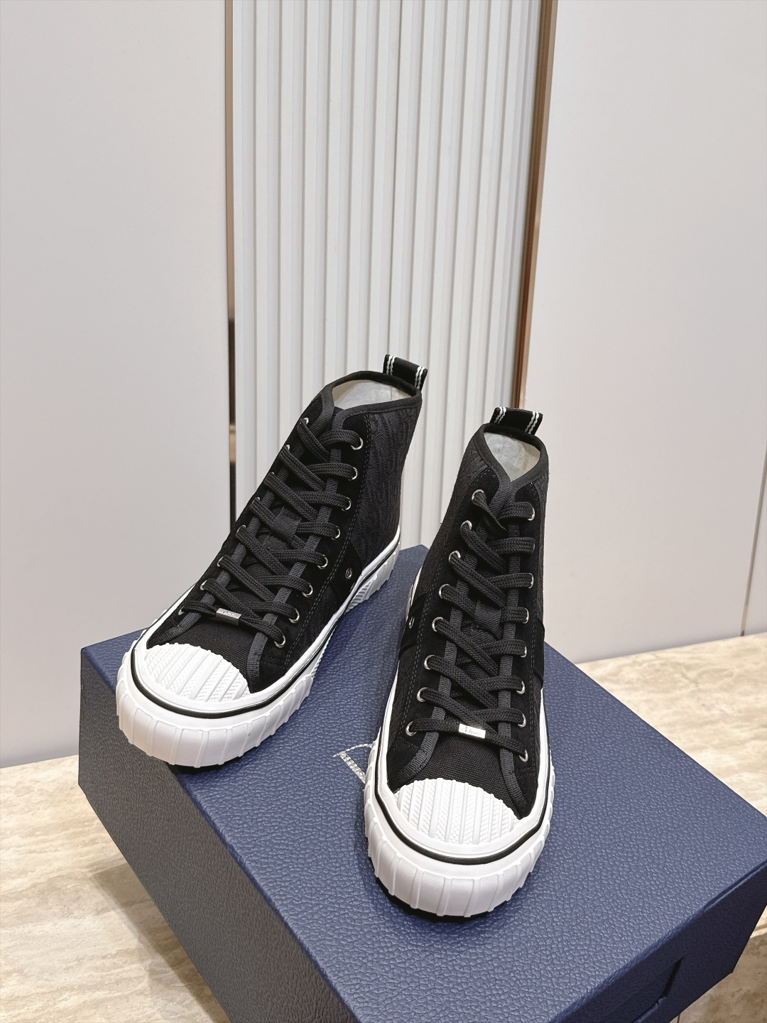 顶版 高帮 火爆情侣款 Dior 迪奥 26新款七夕限定系列 休闲鞋帆布鞋 本季单品来自七夕情人节系列,这款Hooper 顶版 高帮 火爆情侣款 Dior 迪奥 26新款七夕限定系列 休闲鞋帆布鞋 本季单品来自七夕情人节系列,这款Hooper