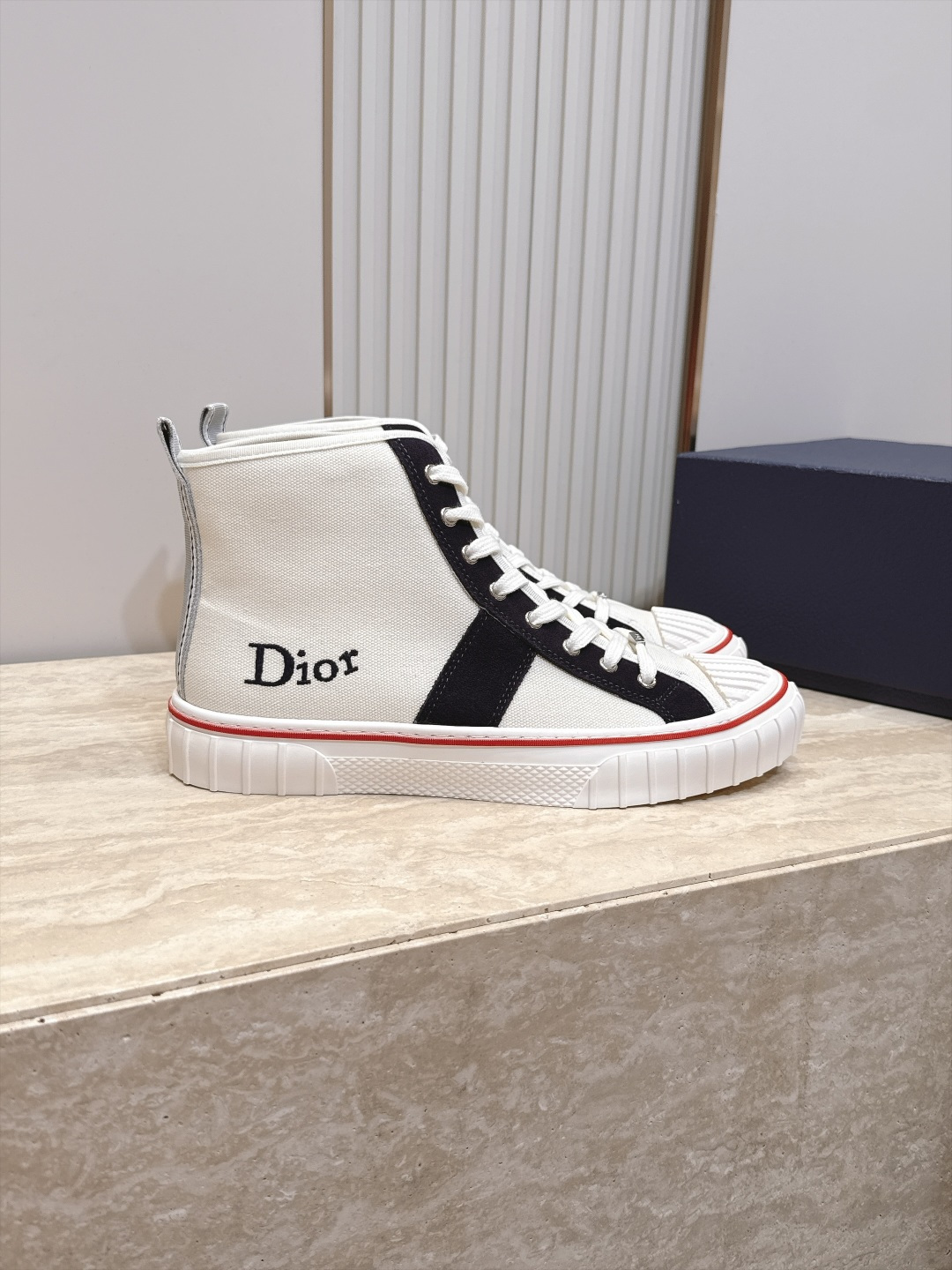 顶版 高帮 火爆情侣款 Dior 迪奥 26新款七夕限定系列 休闲鞋帆布鞋 本季单品来自七夕情人节系列,这款Hooper 顶版 高帮 火爆情侣款 Dior 迪奥 26新款七夕限定系列 休闲鞋帆布鞋 本季单品来自七夕情人节系列,这款Hooper