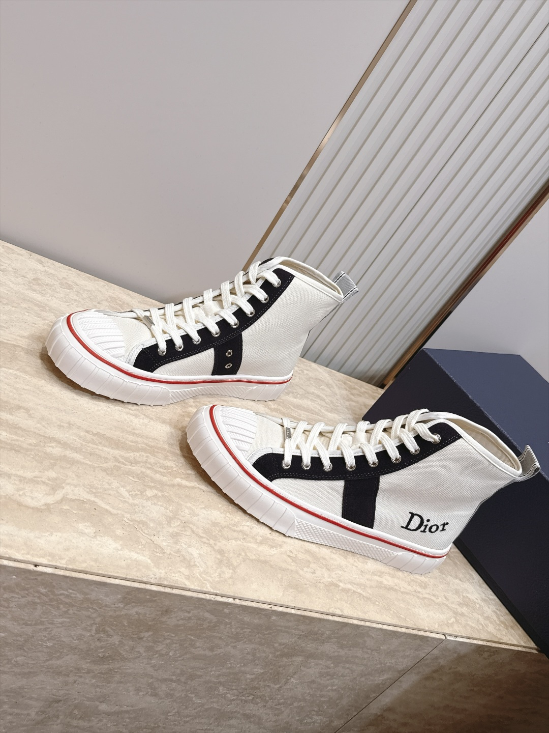 顶版 高帮 火爆情侣款 Dior 迪奥 26新款七夕限定系列 休闲鞋帆布鞋 本季单品来自七夕情人节系列,这款Hooper 顶版 高帮 火爆情侣款 Dior 迪奥 26新款七夕限定系列 休闲鞋帆布鞋 本季单品来自七夕情人节系列,这款Hooper