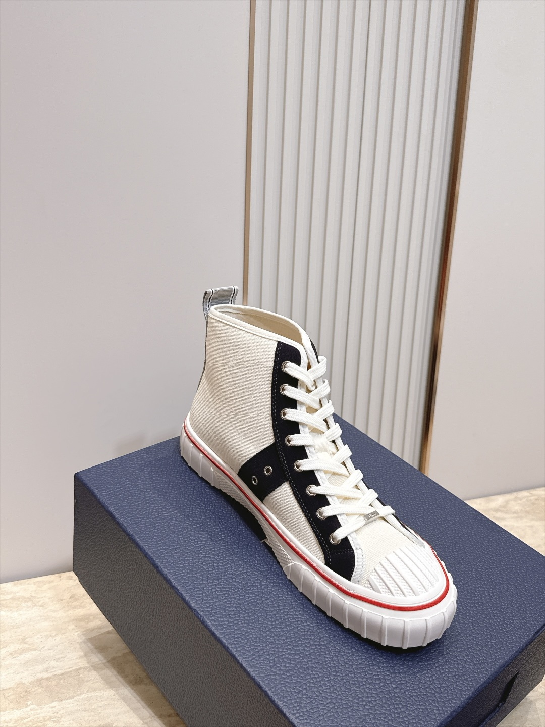 顶版 高帮 火爆情侣款 Dior 迪奥 26新款七夕限定系列 休闲鞋帆布鞋 本季单品来自七夕情人节系列,这款Hooper 顶版 高帮 火爆情侣款 Dior 迪奥 26新款七夕限定系列 休闲鞋帆布鞋 本季单品来自七夕情人节系列,这款Hooper
