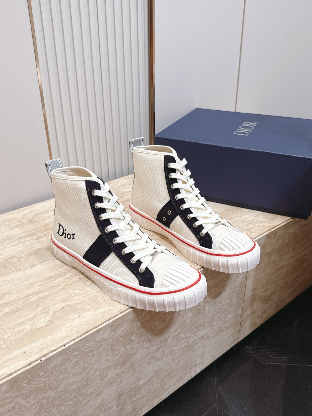 顶版 高帮 火爆情侣款 Dior 迪奥 26新款七夕限定系列 休闲鞋帆布鞋 本季单品来自七夕情人节系列，这款Hooper