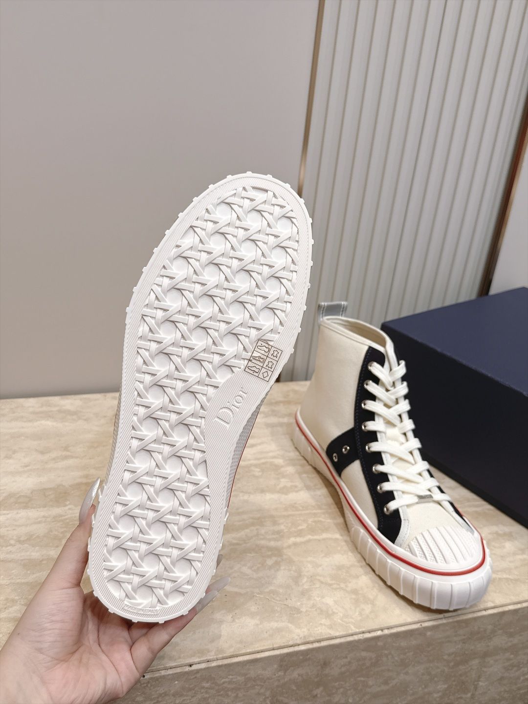 顶版 高帮 火爆情侣款 Dior 迪奥 26新款七夕限定系列 休闲鞋帆布鞋 本季单品来自七夕情人节系列,这款Hooper 顶版 高帮 火爆情侣款 Dior 迪奥 26新款七夕限定系列 休闲鞋帆布鞋 本季单品来自七夕情人节系列,这款Hooper