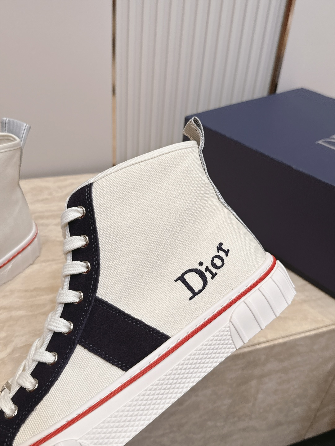 顶版 高帮 火爆情侣款 Dior 迪奥 26新款七夕限定系列 休闲鞋帆布鞋 本季单品来自七夕情人节系列,这款Hooper 顶版 高帮 火爆情侣款 Dior 迪奥 26新款七夕限定系列 休闲鞋帆布鞋 本季单品来自七夕情人节系列,这款Hooper