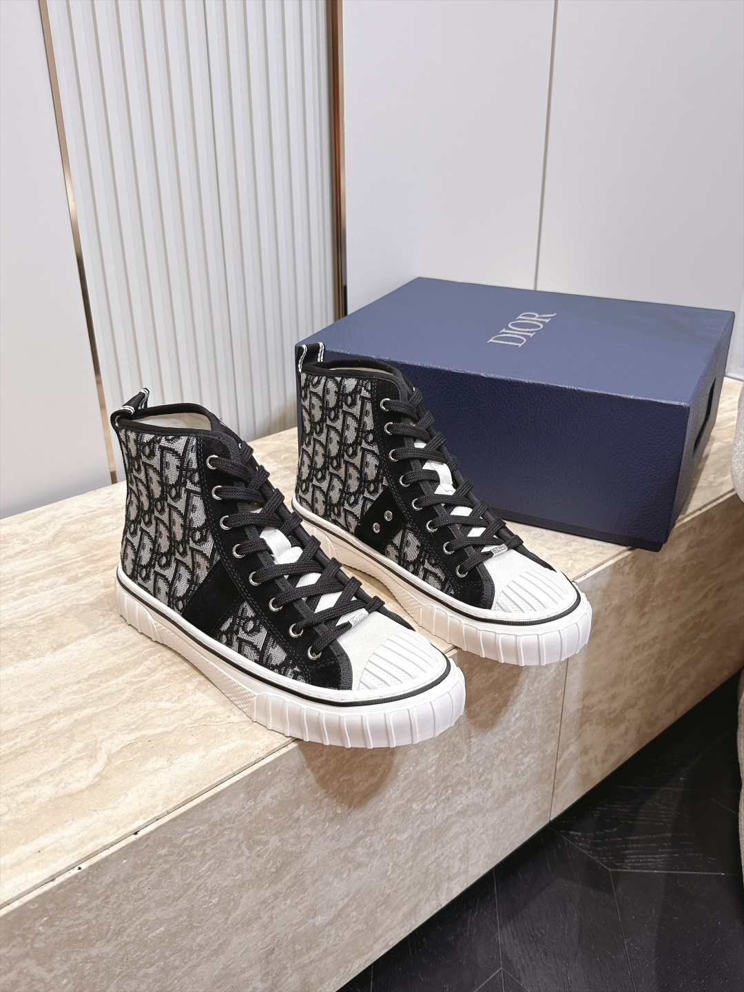 NO:957452,Top version of high-top hot couple style Dior Dior 26 new Chinese Valentine's Day limited series casual shoes canvas shoes This season's single product comes from the Chinese Valentine's Day series. This Hooer sneaker is carefully designed by Jonathan Anderson. It reinterprets the retro sports style with iconic fashion details. It has a simple canvas silhouette and is carefully crafted with classic presbyopia printed fabrics and suede cowhide panels. It forms a sharp contrast with the innovative one-piece outsole.  , the eye-catching design shows the modern classic style, refreshing, clean and bright, with a youthful feel. The canvas fabric is light and not stuffy, basically suitable for all daily wear. It can be perfectly integrated with washed denim, casual trousers, and overalls. The exaggerated large logo is highlighted by the fabric and pattern. It is durable and long-lasting. It is an evergreen casual shoe that will not go out of style. It is not only the same style for men and women, but also works well with couples!  All pairs of materials, couple size 35-46, casual shoes/sports shoes, dior, dior, sneakers, cowhide19860909顶版 高帮火爆情侣款 Dior 迪奥 26新款七夕限定系列 休闲鞋帆布鞋 本季单品来自七夕情人节系列,这款Hooer运动鞋由乔纳森安德森精心设计,以标志性时尚细 重新演绎复古运动风格,简约帆布廓形,采用经典老花印花面料搭配绒面牛皮革镶片精心制作,与创新型一体式大底形成鲜明对 ,醒目的设计尽显现代造型经典,清爽干净有亮点,少年感拉满.帆布面料轻便不闷脚,基本适配了所有日常穿搭 水洗牛仔、休闲西裤、工装裤都能完美融合没 夸张大logo,靠面料与版型凸显 感,耐看耐穿 属于不会过时的长青款休闲鞋 不仅男女同款 情侣搭配也很ok！全对版材质 情侣款 35-46码,休闲鞋/运动鞋,dior,dior,sneakers,cowhide,Women's Shoes