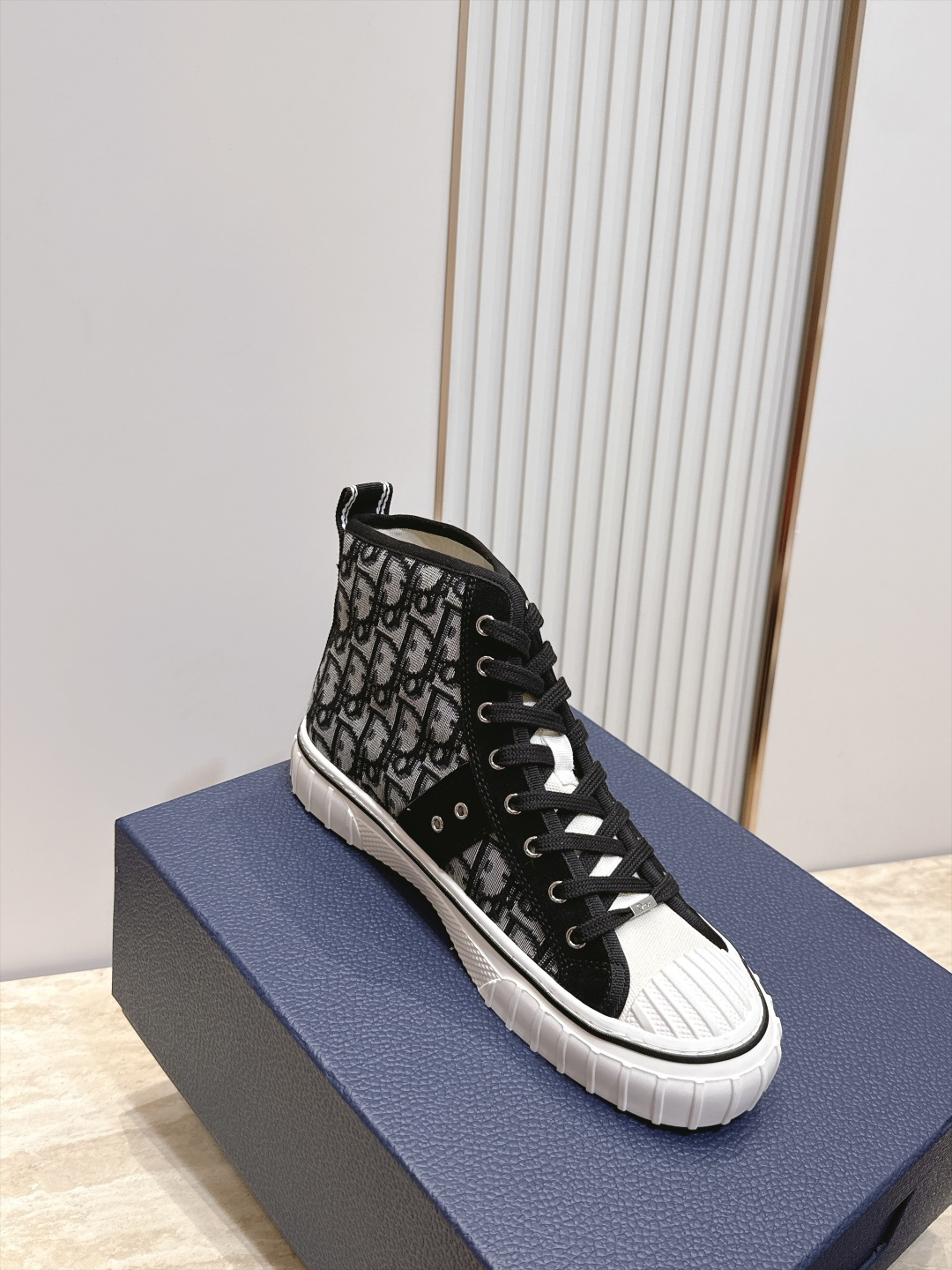 顶版 高帮 火爆情侣款 Dior 迪奥 26新款七夕限定系列 休闲鞋帆布鞋 本季单品来自七夕情人节系列，这款Hooper