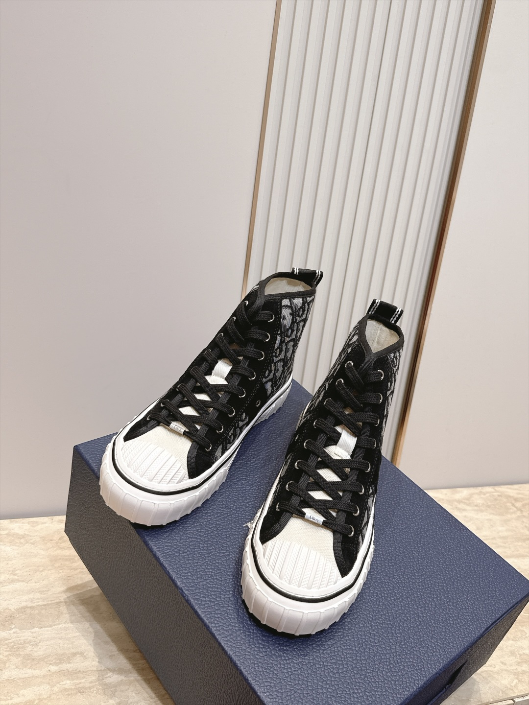 顶版 高帮 火爆情侣款 Dior 迪奥 26新款七夕限定系列 休闲鞋帆布鞋 本季单品来自七夕情人节系列，这款Hooper