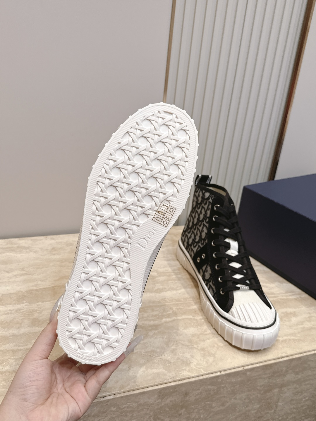 顶版 高帮 火爆情侣款 Dior 迪奥 26新款七夕限定系列 休闲鞋帆布鞋 本季单品来自七夕情人节系列，这款Hooper