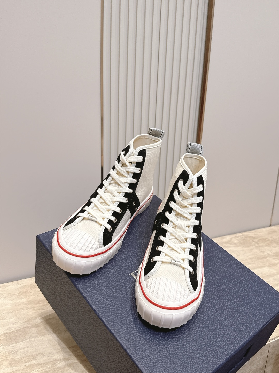 顶版 高帮 火爆情侣款 Dior 迪奥 26新款七夕限定系列 休闲鞋帆布鞋 本季单品来自七夕情人节系列,这款Hooper 顶版 高帮 火爆情侣款 Dior 迪奥 26新款七夕限定系列 休闲鞋帆布鞋 本季单品来自七夕情人节系列,这款Hooper