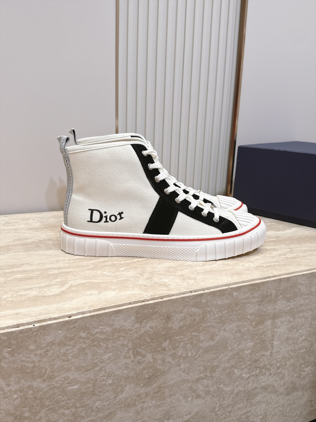 顶版 高帮 火爆情侣款 Dior 迪奥 26新款七夕限定系列 休闲鞋帆布鞋 本季单品来自七夕情人节系列,这款Hooper 顶版 高帮 火爆情侣款 Dior 迪奥 26新款七夕限定系列 休闲鞋帆布鞋 本季单品来自七夕情人节系列,这款Hooper