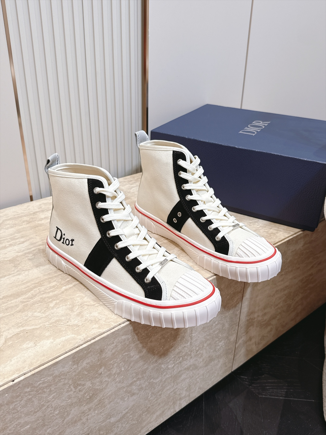 顶版 高帮 火爆情侣款 Dior 迪奥 26新款七夕限定系列 休闲鞋帆布鞋 本季单品来自七夕情人节系列，这款Hooper